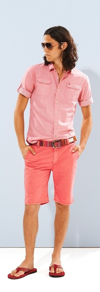 Quale infradito indossare con pantaloncini rosa in modo rilassato: Indossa una camicia a maniche corte rosa con pantaloncini rosa per un look raffinato per il tempo libero. Per distinguerti dagli altri, calza un paio di infradito.