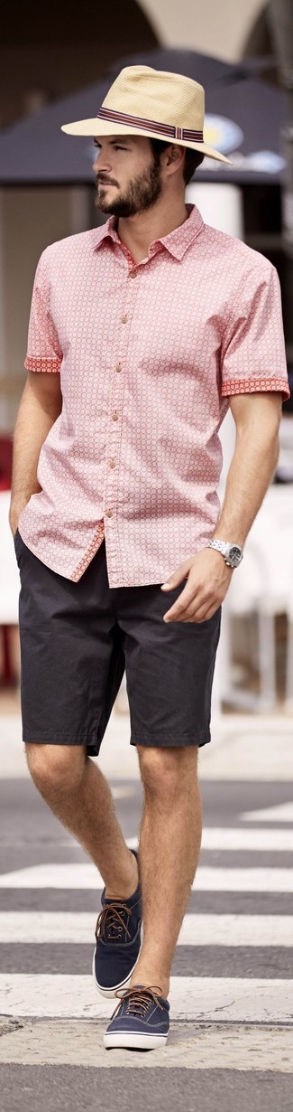 Come indossare e abbinare una camicia a maniche corte rosa per un uomo di 30 anni: Scegli una camicia a maniche corte rosa e pantaloncini neri per un look trendy e alla mano. Scarpe da ginnastica di tela blu scuro sono una interessante scelta per completare il look.