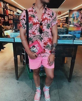 Come indossare e abbinare una camicia a maniche corte rosa in modo casual: Combina una camicia a maniche corte rosa con pantaloncini rosa per un look trendy e alla mano. Se non vuoi essere troppo formale, scegli un paio di sneakers alte di tela rosa come calzature.