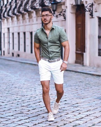Look alla moda per uomo: Camicia a maniche corte verde oliva, Pantaloncini bianchi, Sneakers basse di tela beige, Cintura di tela tessuta beige