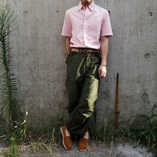 Come indossare e abbinare espadrillas per un uomo di 20 anni in estate 2024: Punta su una camicia a maniche corte rosa e pantaloni cargo verde scuro per un look semplice, da indossare ogni giorno. Perfeziona questo look con un paio di espadrillas. Questo è l'outfit eccellente per l’estate.