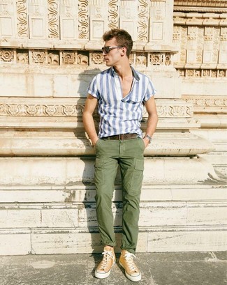 Look alla moda per uomo: Camicia a maniche corte a righe verticali bianca e blu, Pantaloni cargo verde oliva, Sneakers alte marrone chiaro, Cintura in pelle marrone