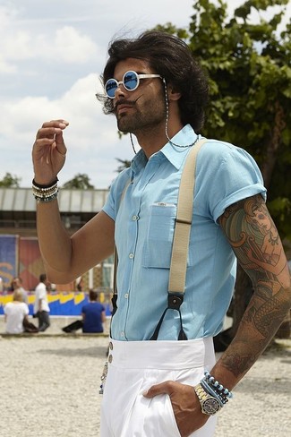 Come indossare e abbinare occhiali da sole blu in modo smart-casual: Potresti abbinare una camicia a maniche corte azzurra con occhiali da sole blu per un'atmosfera casual-cool.