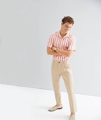 Look alla moda per uomo: Camicia a maniche corte a righe verticali rosa, Chino beige, Mocassini eleganti di tela beige, Orologio in pelle marrone
