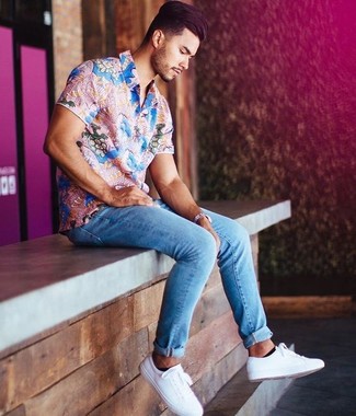 Come indossare e abbinare una camicia a maniche corte rosa: Opta per una camicia a maniche corte rosa e jeans aderenti azzurri per un look comfy-casual. Rifinisci questo look con un paio di sneakers basse di tela bianche.
