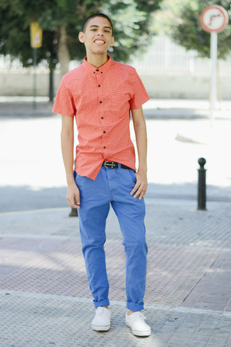Look alla moda per uomo: Camicia a maniche corte rossa, Chino blu, Sneakers basse bianche, Cintura in pelle nera