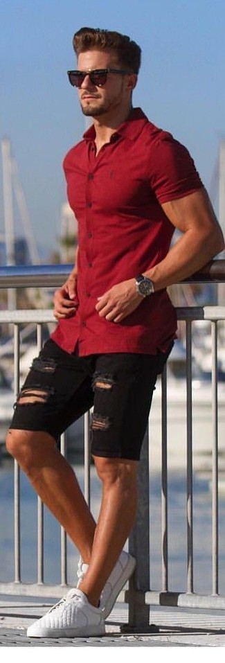 Come indossare e abbinare pantaloncini di jeans neri per un uomo di 20 anni: Prova a combinare una camicia a maniche corte rossa con pantaloncini di jeans neri per una sensazione di semplicità e spensieratezza. Sneakers basse in pelle bianche sono una buona scelta per completare il look.