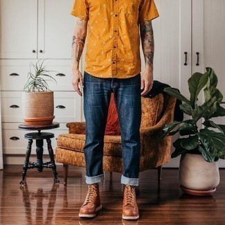 Come indossare e abbinare una camicia gialla in modo casual: Abbina una camicia gialla con jeans blu scuro per un look spensierato e alla moda. Scegli un paio di stivali casual in pelle terracotta per mettere in mostra il tuo gusto per le scarpe di alta moda.