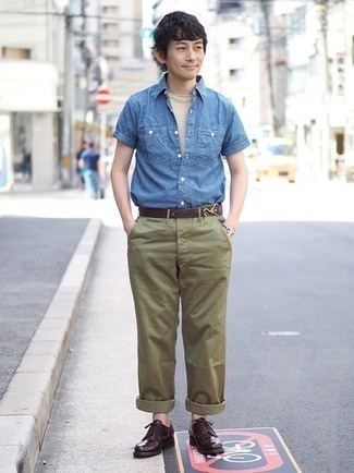 Look alla moda per uomo: Camicia a maniche corte di jeans blu, T-shirt girocollo beige, Chino verde oliva, Scarpe derby in pelle marrone scuro