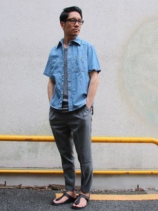 Come indossare e abbinare chino con infradito: Indossa una camicia a maniche corte azzurra con chino per un look trendy e alla mano. Per un look più rilassato, scegli un paio di infradito come calzature.