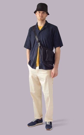 Quale chino indossare con una t-shirt girocollo senape: Punta su una t-shirt girocollo senape e chino per vestirti casual. Scarpe sportive blu scuro e bianche renderanno il tuo look davvero alla moda.