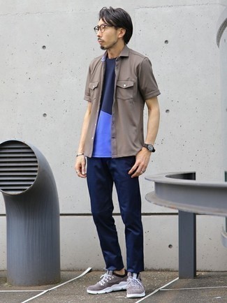 Come indossare e abbinare chino blu scuro con una t-shirt girocollo blu: Punta su una t-shirt girocollo blu e chino blu scuro per vestirti casual. Opta per un paio di scarpe sportive marroni per avere un aspetto più rilassato.