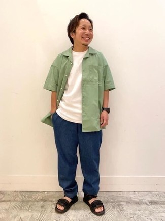 Quale chino indossare con sandali neri: Indossa una camicia a maniche corte verde menta con chino per un look trendy e alla mano. Abbina questi abiti a un paio di sandali neri.