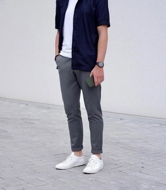 Look alla moda per uomo: Camicia a maniche corte blu scuro, T-shirt girocollo bianca, Chino grigio scuro, Sneakers basse in pelle bianche