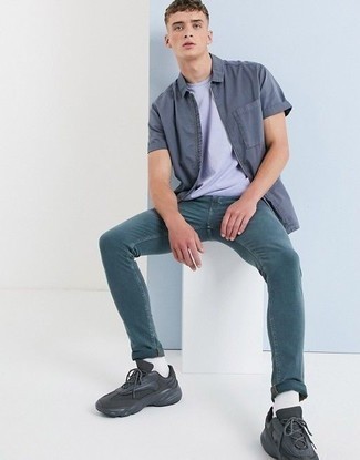 Quale jeans indossare con una camicia a maniche corte grigio scuro per un uomo di 20 anni: Opta per una camicia a maniche corte grigio scuro e jeans per un look perfetto per il weekend. Perché non aggiungere un paio di scarpe sportive grigio scuro per un tocco più rilassato?
