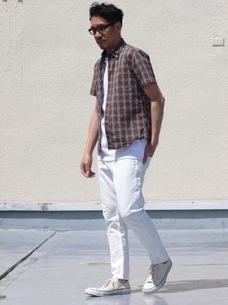 Come indossare e abbinare jeans bianchi con sneakers basse bianche: Abbina una camicia a maniche corte scozzese bordeaux con jeans bianchi per un pranzo domenicale con gli amici. Sneakers basse bianche sono una buona scelta per completare il look.