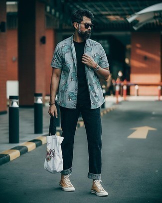 Come indossare e abbinare sneakers alte per un uomo di 40 anni: Prova a combinare una camicia a maniche corte stampata azzurra con jeans neri per vestirti casual. Abbina questi abiti a un paio di sneakers alte.