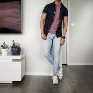 Come indossare e abbinare una t-shirt fucsia: Indossa una t-shirt fucsia e jeans strappati azzurri per una sensazione di semplicità e spensieratezza. Scegli uno stile classico per le calzature e scegli un paio di sneakers basse di tela bianche.