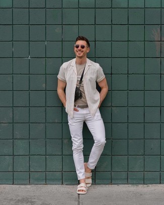 Quale camicia a maniche corte indossare con jeans bianchi: Per un outfit quotidiano pieno di carattere e personalità, indossa una camicia a maniche corte con jeans bianchi. Se non vuoi essere troppo formale, prova con un paio di sandali in pelle bianchi.