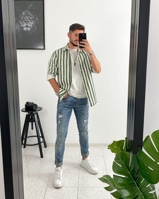 Quale jeans indossare con una camicia a maniche corte verde in modo rilassato: Prova a combinare una camicia a maniche corte verde con jeans per un look comfy-casual. Sneakers basse in pelle bianche sono una gradevolissima scelta per completare il look.