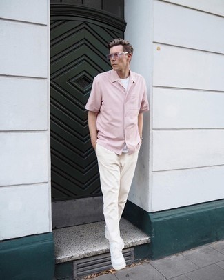 Quale jeans indossare con una camicia a maniche corte rosa per un uomo di 30 anni in modo casual: Coniuga una camicia a maniche corte rosa con jeans per un look raffinato per il tempo libero. Sneakers basse in pelle bianche sono una splendida scelta per completare il look.