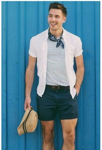 Look alla moda per uomo: Camicia a maniche corte bianca, T-shirt girocollo a righe orizzontali bianca e blu scuro, Pantaloncini neri, Borsalino di paglia beige