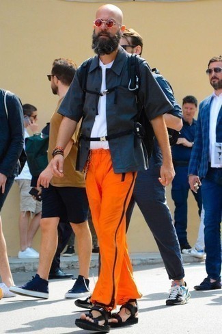 Come indossare e abbinare pantaloni sportivi arancioni per un uomo di 50 anni in estate 2024: Combina una camicia a maniche corte blu scuro con pantaloni sportivi arancioni per una sensazione di semplicità e spensieratezza. Per distinguerti dagli altri, scegli un paio di sandali di tela neri. Una magnifica scelta per essere cool e alla moda anche in questi mesi estivi.