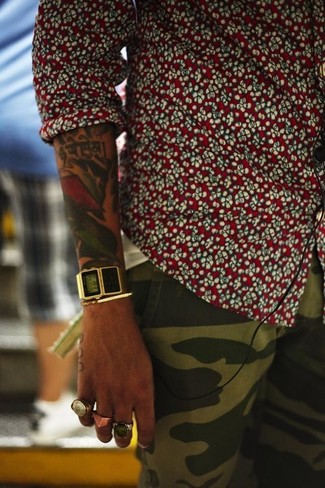 Come indossare e abbinare un orologio lime per un uomo di 30 anni in estate 2024: Mostra il tuo stile in una camicia a maniche lunghe a fiori rossa e bianca con un orologio lime per un outfit rilassato ma alla moda. Questo è l'outfit perfetto per l’estate.