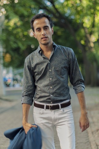 Come indossare e abbinare jeans bianchi per un uomo di 20 anni in estate 2024: Mostra il tuo stile in una camicia a maniche lunghe a fiori verde scuro con jeans bianchi per un look semplice, da indossare ogni giorno. È buona scelta per le temperature calde!