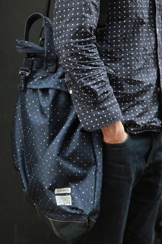Come indossare e abbinare una borsa shopping in pelle blu: Per un outfit della massima comodità, scegli un outfit composto da una camicia a maniche lunghe a pois grigio scuro e una borsa shopping in pelle blu.