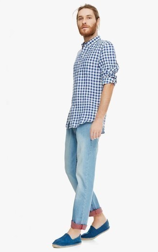 Look alla moda per uomo: Camicia a maniche lunghe a quadretti bianca e blu, Jeans azzurri, Espadrillas in pelle scamosciata blu