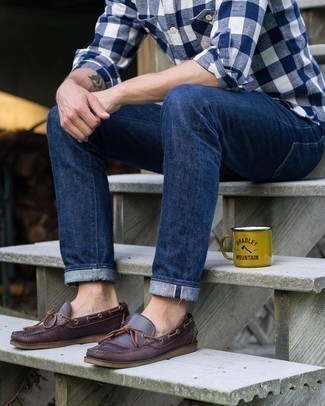 Quale jeans indossare con scarpe da barca bordeaux: Potresti combinare una camicia a maniche lunghe a quadretti bianca e blu scuro con jeans per vestirti casual. Scarpe da barca bordeaux sono una gradevolissima scelta per completare il look.