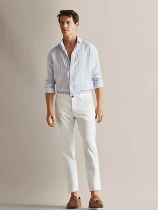 Look alla moda per uomo: Camicia a maniche lunghe a righe verticali azzurra, Chino bianchi, Mocassini eleganti in pelle scamosciata marrone chiaro
