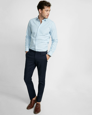 Look alla moda per uomo: Camicia a maniche lunghe a righe verticali azzurra, Chino blu scuro, Scarpe derby in pelle marroni
