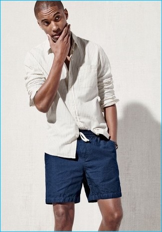 Look alla moda per uomo: Camicia a maniche lunghe a righe verticali bianca, Pantaloncini blu scuro
