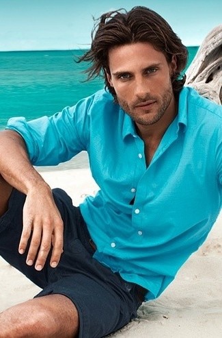 Come indossare e abbinare una camicia a maniche lunghe acqua: Abbina una camicia a maniche lunghe acqua con pantaloncini blu scuro per un look trendy e alla mano.