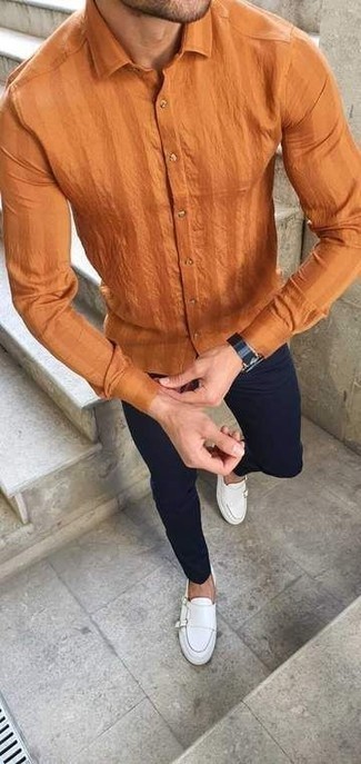 Come indossare e abbinare una camicia a maniche lunghe arancione in modo smart-casual: Potresti combinare una camicia a maniche lunghe arancione con chino blu scuro per un look spensierato e alla moda. Scegli un paio di mocassini eleganti in pelle bianchi come calzature per un tocco virile.