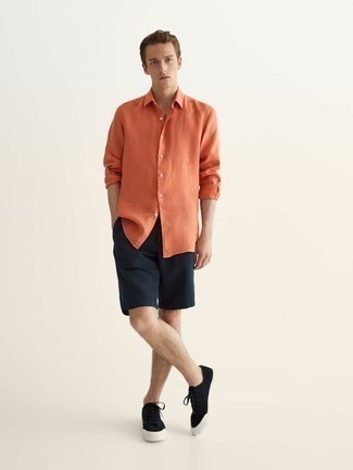 Look alla moda per uomo: Camicia a maniche lunghe arancione, Pantaloncini blu scuro, Sneakers basse di tela nere