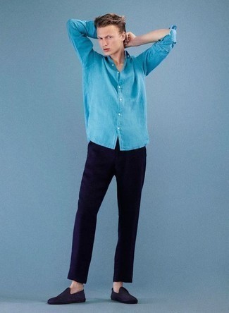 Come indossare e abbinare chino: Coniuga una camicia a maniche lunghe azzurra con chino per un look semplice, da indossare ogni giorno. Scegli uno stile classico per le calzature e mettiti un paio di mocassini eleganti di tela viola.