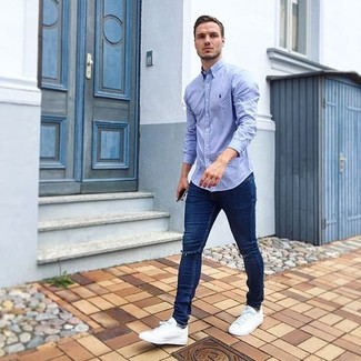 Quale sneakers basse indossare con jeans blu scuro per un uomo di 20 anni in modo rilassato: Opta per una camicia a maniche lunghe azzurra e jeans blu scuro per un look comfy-casual. Sneakers basse sono una gradevolissima scelta per completare il look.