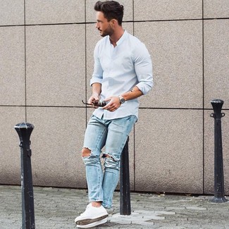 Come indossare e abbinare sneakers basse bianche con jeans azzurri: Abbina una camicia a maniche lunghe azzurra con jeans azzurri per vestirti casual. Sneakers basse bianche sono una validissima scelta per completare il look.