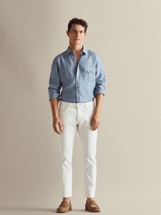 Look alla moda per uomo: Camicia a maniche lunghe azzurra, Jeans bianchi, Mocassini eleganti in pelle scamosciata marrone chiaro