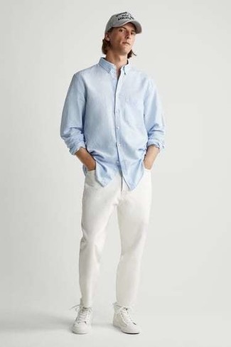 Quale camicia a maniche lunghe indossare con jeans bianchi: Indossa una camicia a maniche lunghe con jeans bianchi per un look raffinato per il tempo libero. Mettiti un paio di sneakers alte di tela bianche per avere un aspetto più rilassato.