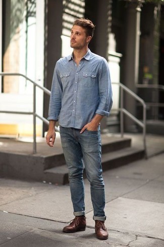 Quale jeans indossare con una camicia a maniche lunghe acqua: Punta su una camicia a maniche lunghe acqua e jeans per un look trendy e alla mano. Chukka in pelle marroni sono una interessante scelta per completare il look.