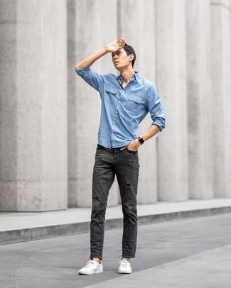 Come indossare e abbinare jeans grigio scuro quando fa caldo in modo rilassato: Punta su una camicia a maniche lunghe in chambray azzurra e jeans grigio scuro per un look comfy-casual. Sneakers basse di tela bianche sono una splendida scelta per completare il look.