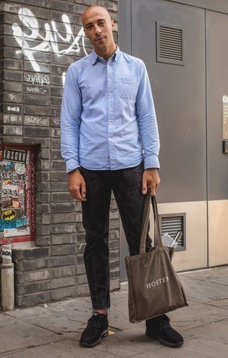Come indossare e abbinare una borsa shopping terracotta per un uomo di 30 anni: Vestiti con una camicia a maniche lunghe azzurra e una borsa shopping terracotta per una sensazione di semplicità e spensieratezza. Scarpe sportive nere sono una splendida scelta per completare il look.
