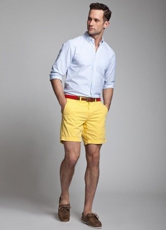Come indossare e abbinare scarpe da barca marroni per un uomo di 30 anni: Potresti indossare una camicia a maniche lunghe azzurra e pantaloncini gialli per vestirti casual. Scarpe da barca marroni sono una valida scelta per completare il look.