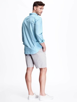 Look alla moda per uomo: Camicia a maniche lunghe azzurra, Pantaloncini grigi, Sneakers basse in pelle bianche