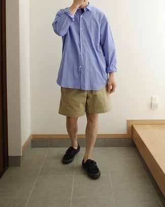 Look alla moda per uomo: Camicia a maniche lunghe azzurra, Pantaloncini marrone chiaro, Sneakers basse di tela nere