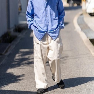Look alla moda per uomo: Camicia a maniche lunghe azzurra, Pantaloni cargo beige, Chukka in pelle scamosciata nere